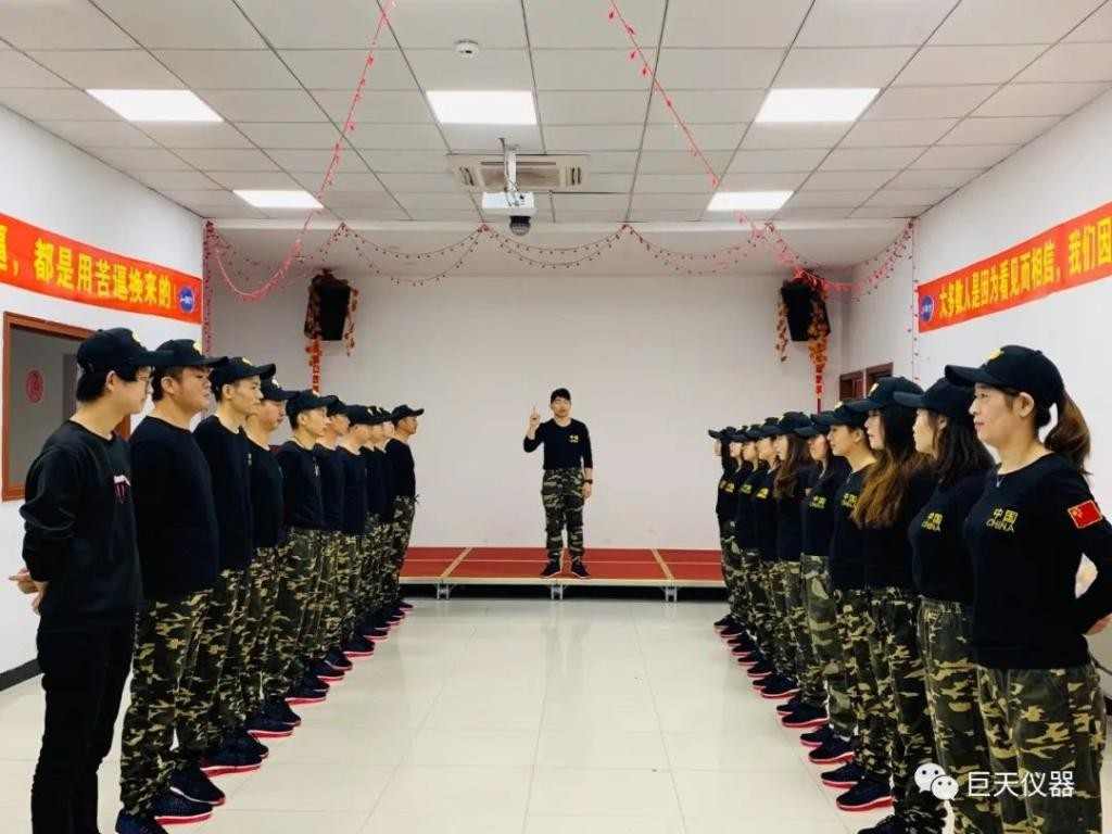 走到脚起泡仍不放弃：8小时徒步38公里，他们到底在追寻什么？