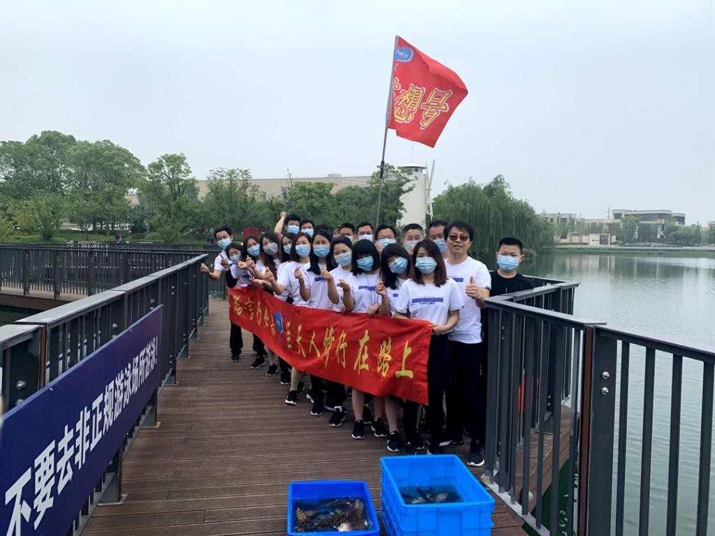 母亲节这群年轻人做了什么,让阴天突然放晴?(图1) 母亲节这群年轻人做了什么,让阴天突然放晴?(图1)